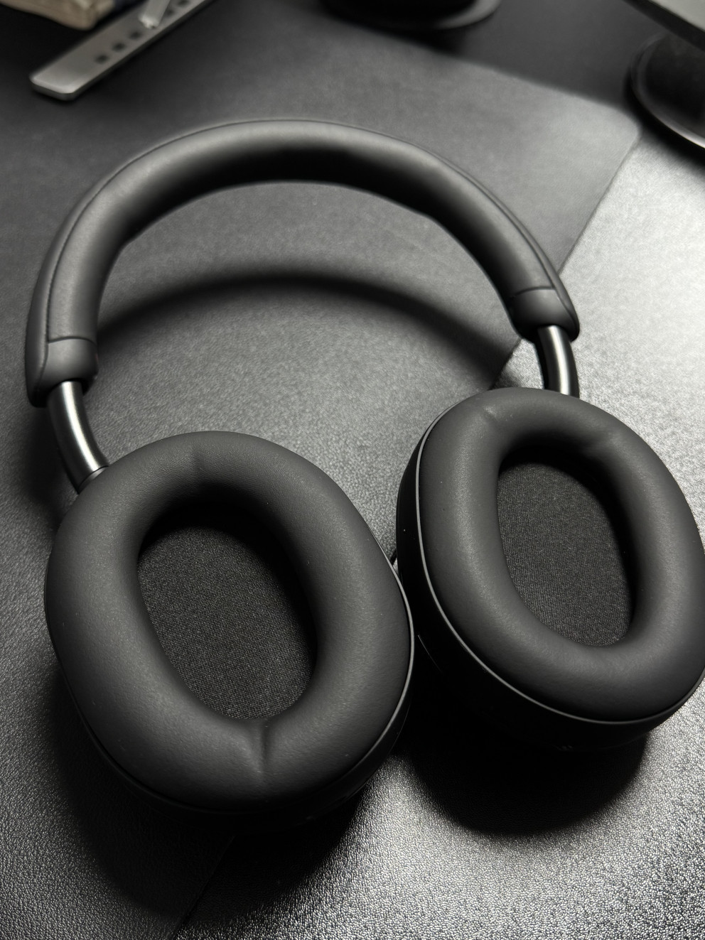 소니 WH-1000XM5 무선 노이즈 캔슬링 헤드폰 리뷰 이미지